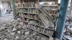 صورة للمكتبة المستهدفة بقصف إسرائيلي في غزة نشرتها بلدية غزة في 27 تشرين الثاني، نوفمبر
